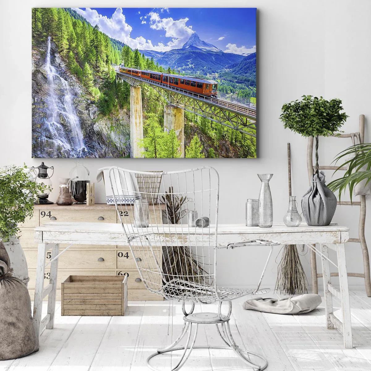 Lærredstryk - Billede på lærred - En rutsjebane på en bro med udsigt over et vandfald og bjerge - 70x50cm - Jernbane til Alperne - Moderne vægdekoration til stue og soveværelse ARTTOR