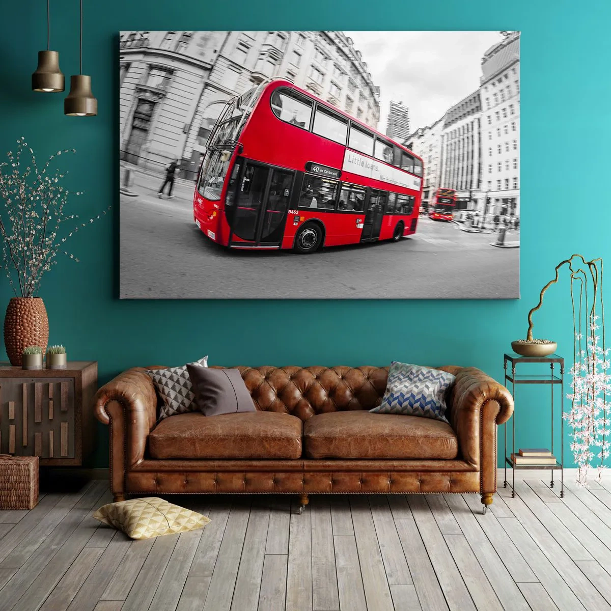 Lærredstryk - Billede på lærred - En rød London-bus mod en sort og hvid gade - 70x50cm - London traditionelt - by bus - Moderne vægdekoration til stue og soveværelse ARTTOR