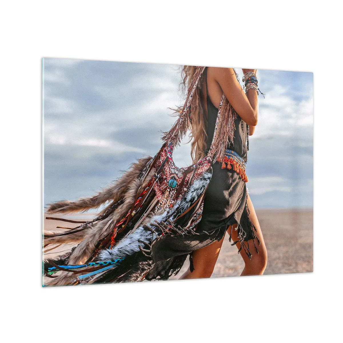 Billede på glas - Kvinde i boho-stil med fjer og dekorationer mod en ørkenbaggrund - 70x50cm - Shamanens pige - Moderne vægdekoration til stue og soveværelse ARTTOR