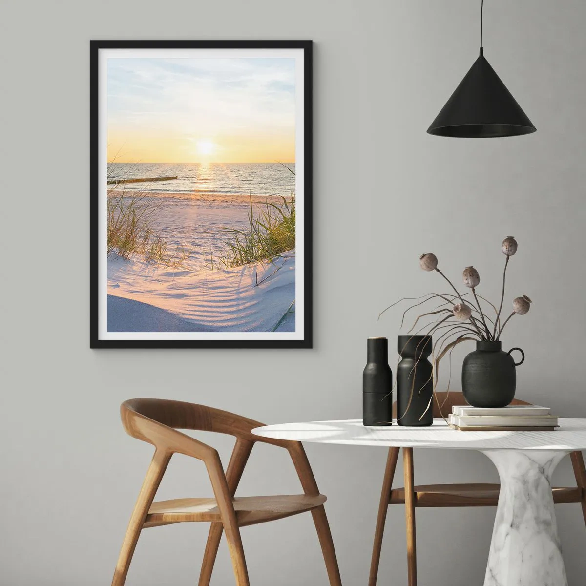 Plakat i sort ramme - Solnedgangsstrand med havudsigt - 50x70cm - Havet brummer, fuglene synger, en vild strand midt i græsset.... - Moderne vægdekoration til stue og soveværelse ARTTOR