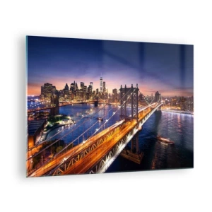 Billede på glas - Broen mod baggrunden af aftenens bypanorama med oplyste skyskrabere - 70x50cm - En lysende bro til hjertet af byen - Moderne vægdekoration til stue og soveværelse ARTTOR