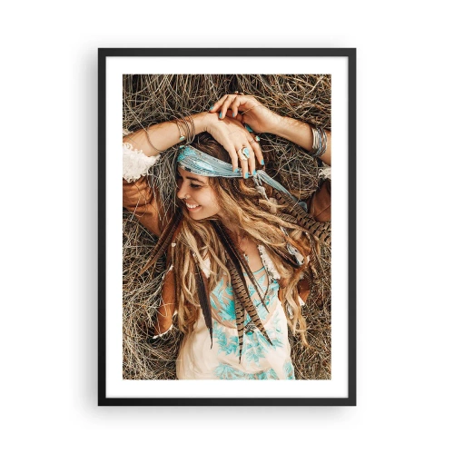 Plakat i sort ramme - En kvinde i boho-stil med dreadlocks og ornamenter mod en baggrund af tørt græs. - 50x70cm - På vej til kærlighedens sommer - Moderne vægdekoration til stue og soveværelse ARTTOR