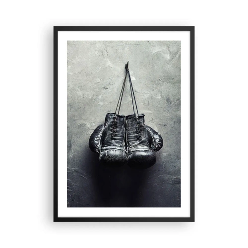 Plakat i sort ramme - Sorte boksehandsker hængende på en snor - 50x70cm - En tid med kamp og en tid med fred - Moderne vægdekoration til stue og soveværelse ARTTOR