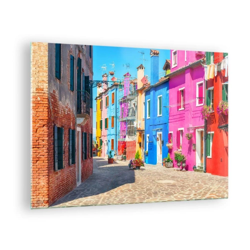 Billede på glas - Farverige bygninger på en smal gade i en solrig by - 70x50cm - Byen "Under papegøjer” - Moderne vægdekoration til stue og soveværelse ARTTOR