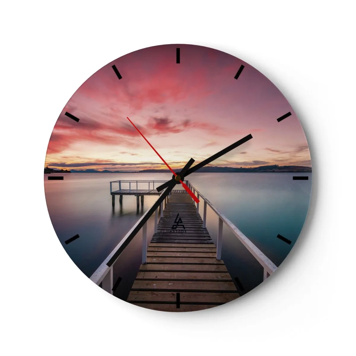 Vægur, Uret - En mole over en rolig sø ved solnedgang - 30x30cm - Aftenens blide flamme - Moderne vægdekoration til stue, køkken og soveværelse ARTTOR