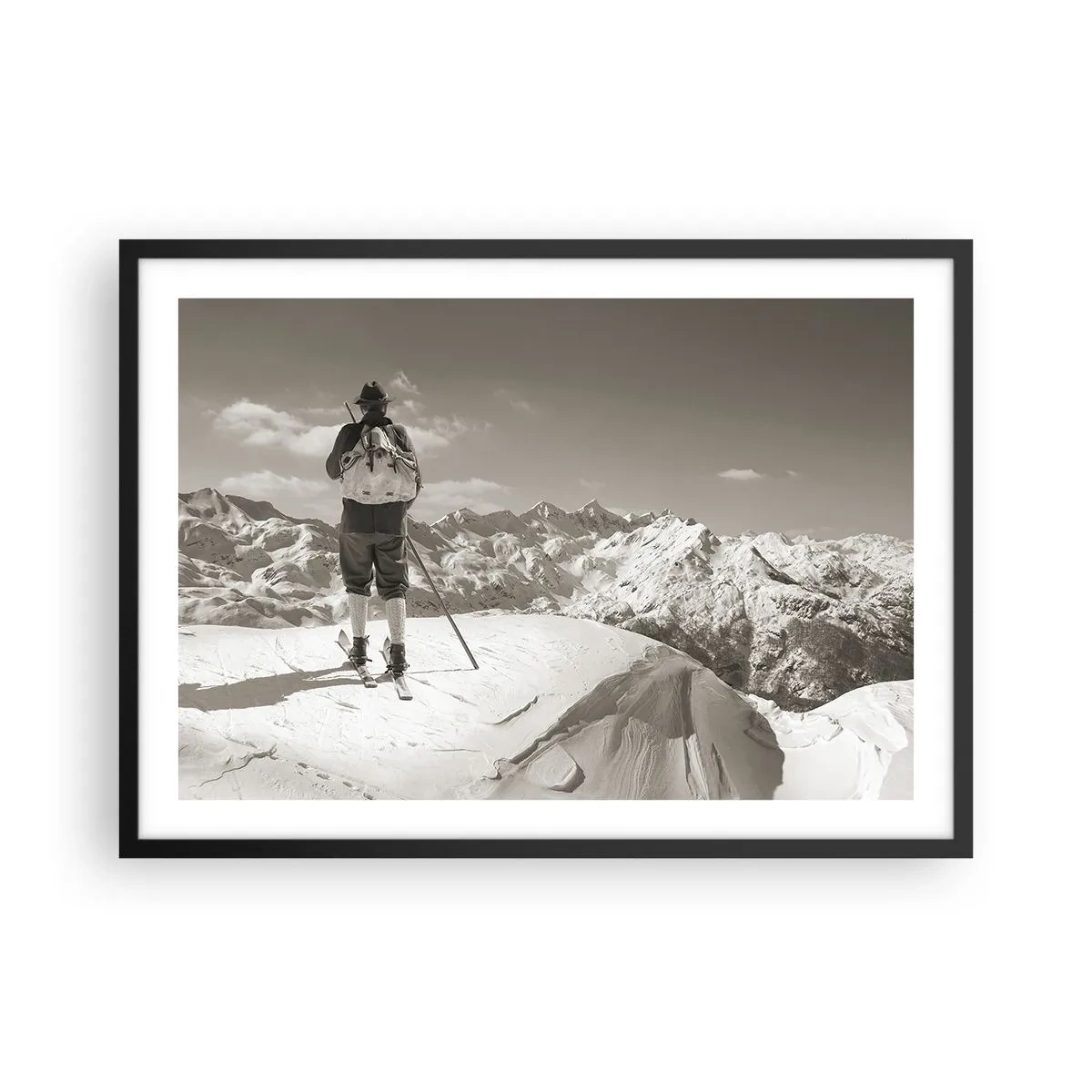 Plakat i sort ramme - Og bjergene er de samme - 70x50 cm