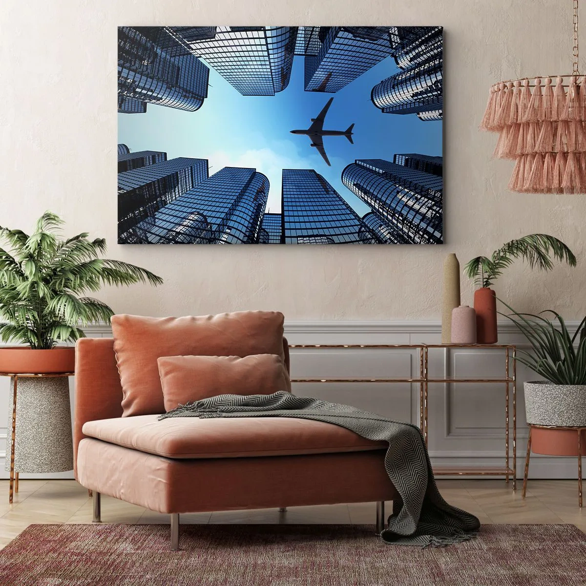 Lærredstryk - Billede på lærred - Et fly, der flyver over moderne skyskrabere i byens centrum. - 70x50cm - Udsigt fra glasslugten - Moderne vægdekoration til stue og soveværelse ARTTOR