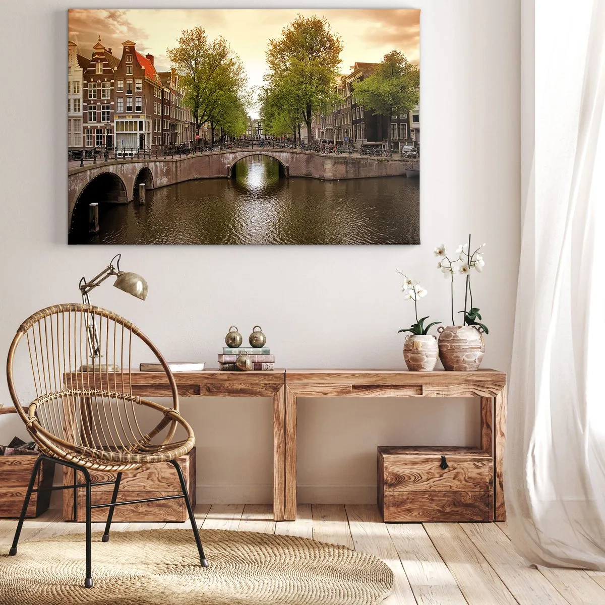 Lærredstryk - Billede på lærred - En kanal i Amsterdam omgivet af historiske lejlighedshuse - 70x50cm - Med båd eller på cykel? - Moderne vægdekoration til stue og soveværelse ARTTOR