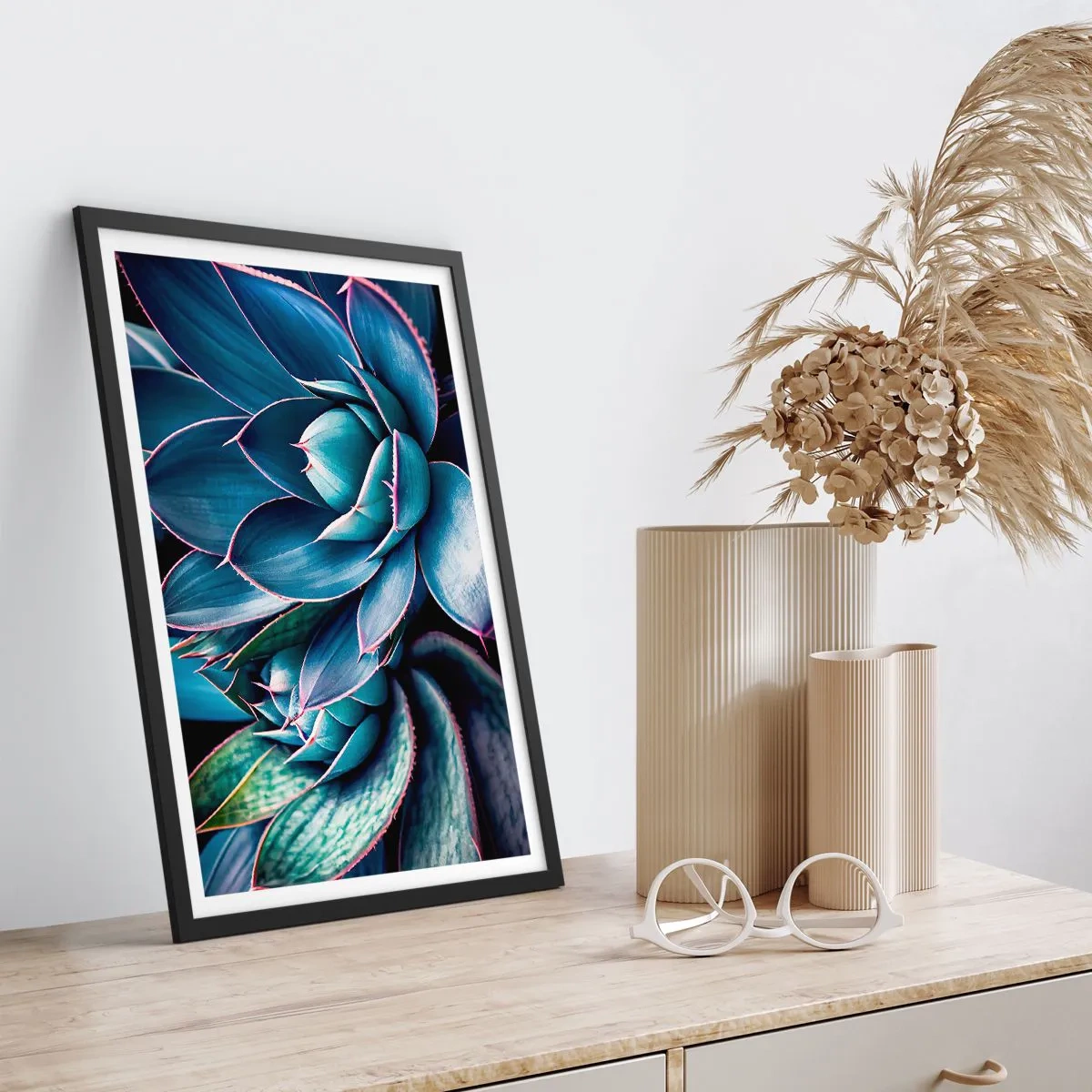 Plakat i sort ramme - Agave i blå og grønne nuancer - 50x70cm - Vital kraft - Moderne vægdekoration til stue og soveværelse ARTTOR
