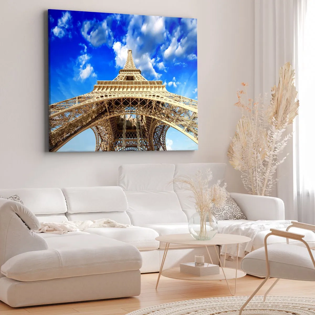 Lærredstryk - Billede på lærred - Eiffeltårnet set nedefra mod en blå himmel - 70x50cm - Række ud efter himlen og skyerne - Moderne vægdekoration til stue og soveværelse ARTTOR