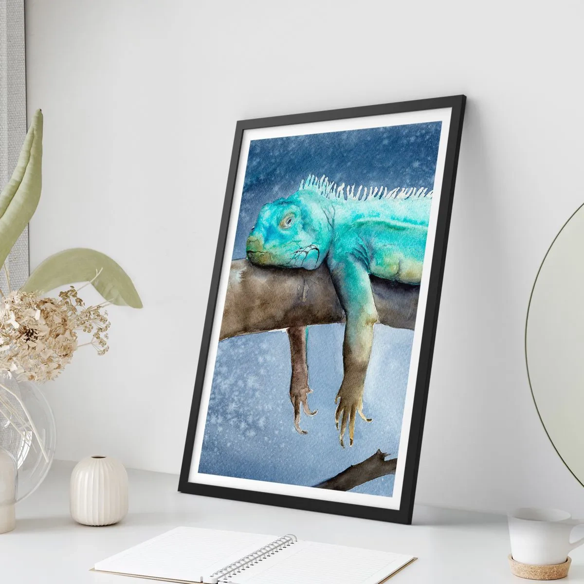 Plakat i sort ramme - Et akvarelmaleri af en leguan, der hviler på en gren. - 50x70cm - Det er godt! - Moderne vægdekoration til stue og soveværelse ARTTOR