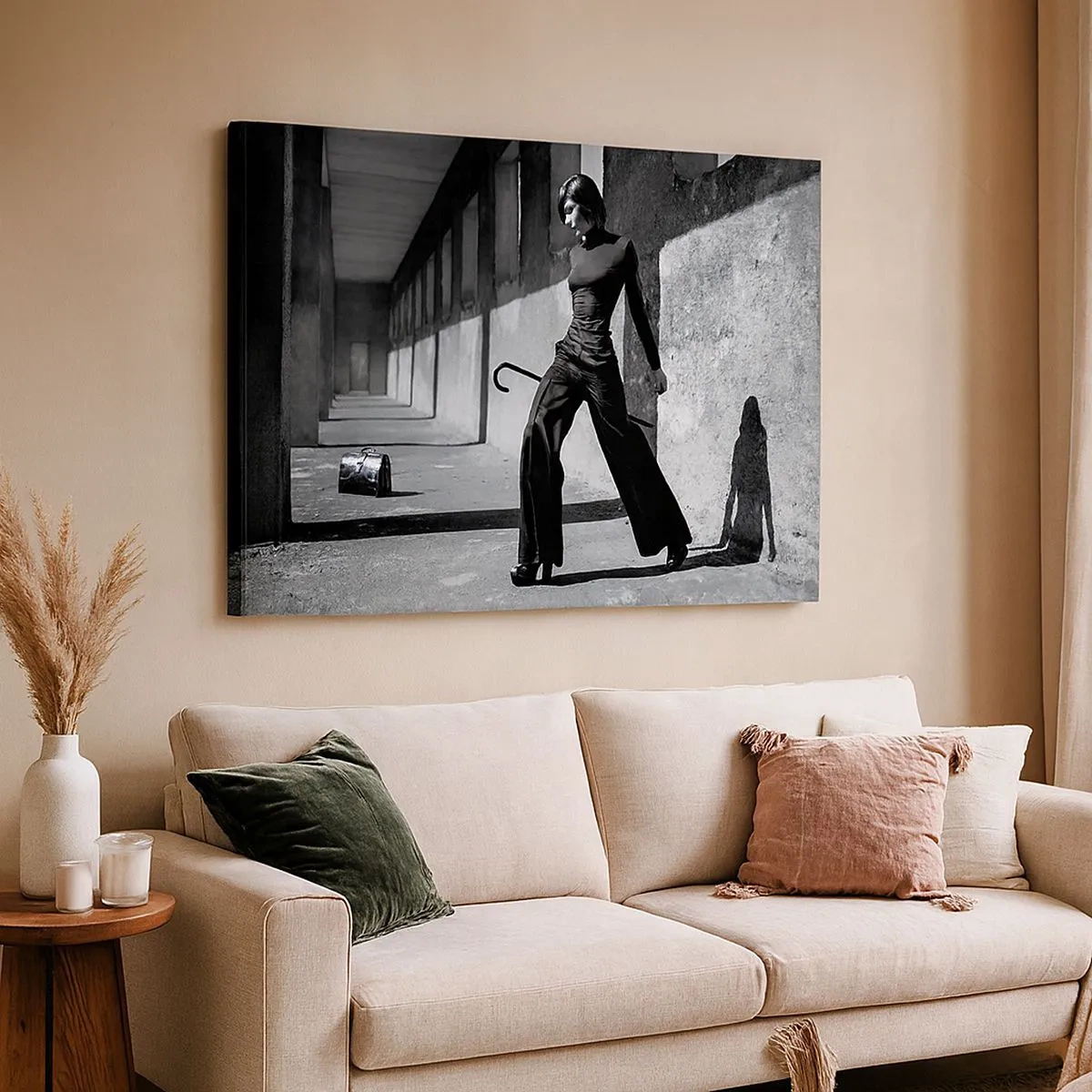 Lærredstryk - Billede på lærred - Stilfuld kvinde i industrielle omgivelser - 70x50cm - Byens elegance - Moderne vægdekoration til stue og soveværelse ARTTOR