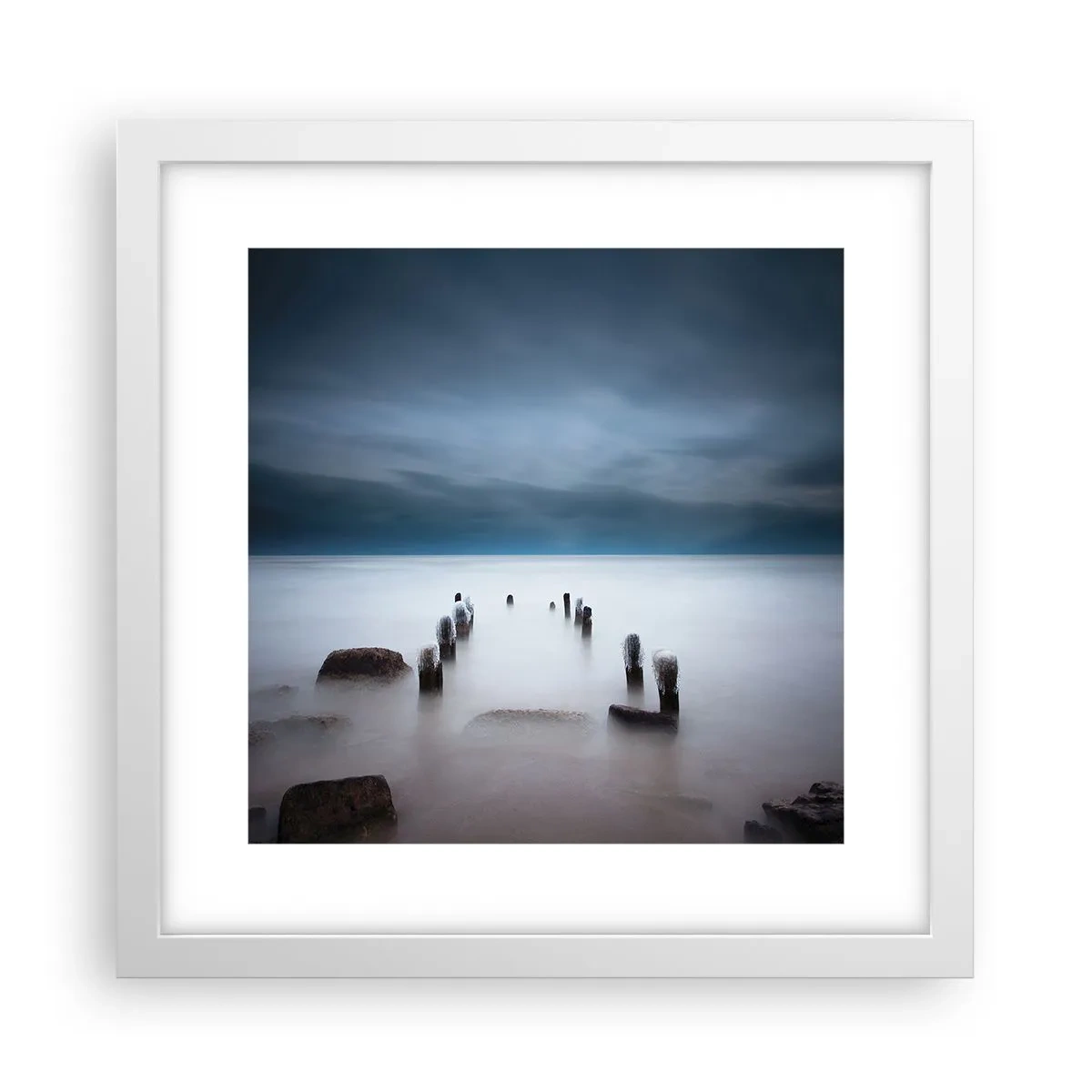 Plakat i hvid ramme - En betænksom sø - 30x30 cm