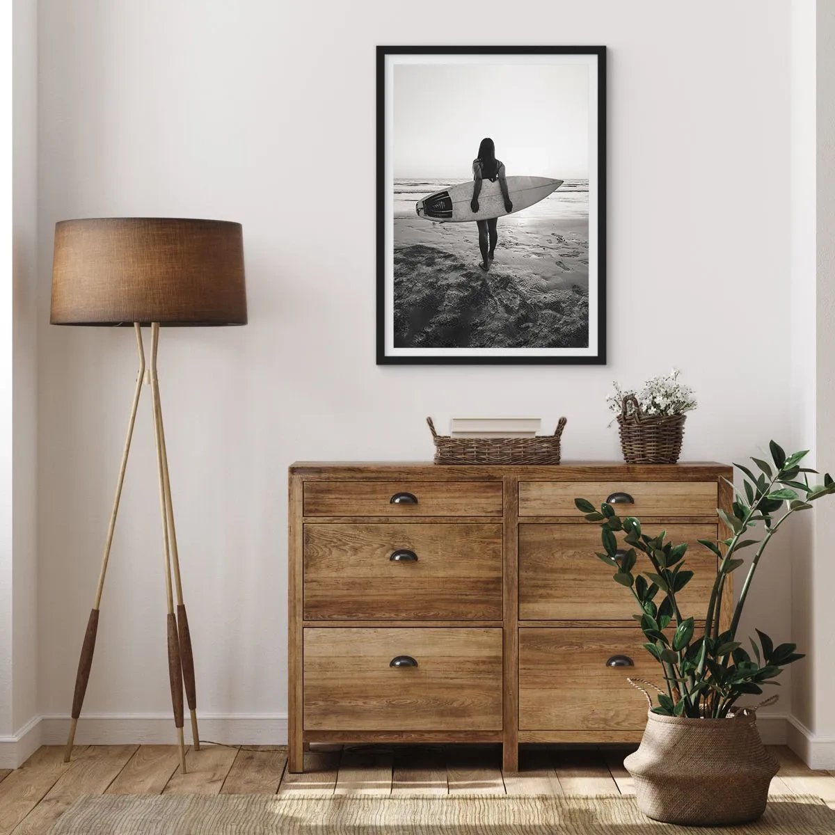 Plakat i sort ramme - Kvinde med et surfbræt på stranden ved solnedgang - 50x70cm - Datter af havbølgen - Moderne vægdekoration til stue og soveværelse ARTTOR
