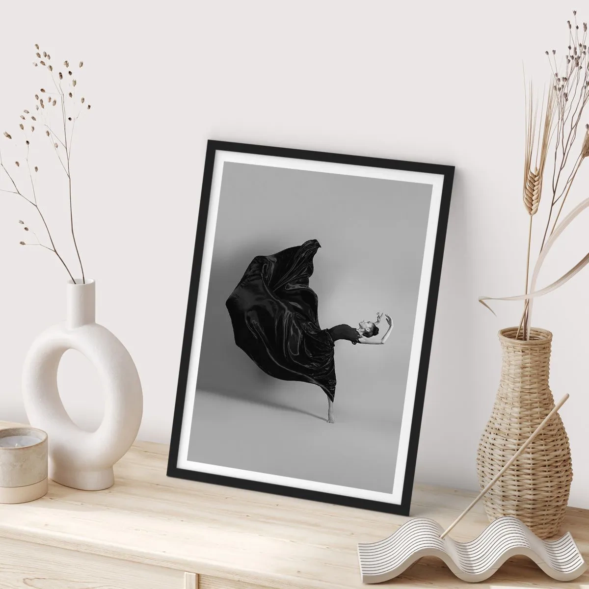Plakat i sort ramme - En elegant danser i en sort kjole i bevægelse - 50x70cm - Bevinget af musik - Moderne vægdekoration til stue og soveværelse ARTTOR