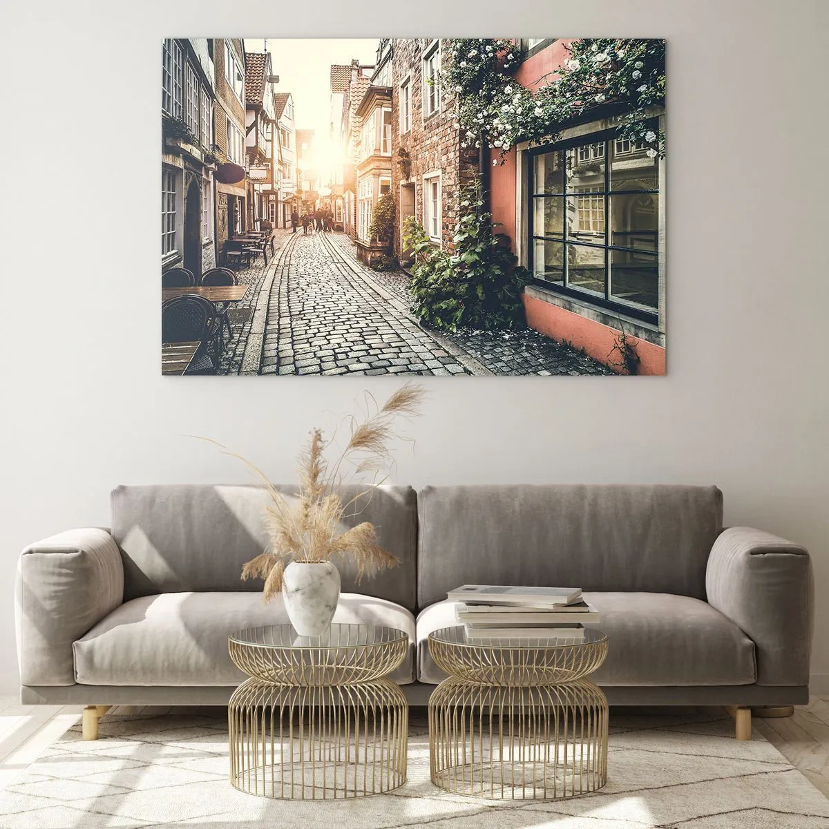 Billede på glas - En charmerende gade med lejlighedshuse oplyst af solnedgangen - 70x50cm - En rosengyde i et lyserødt skær - Moderne vægdekoration til stue og soveværelse ARTTOR