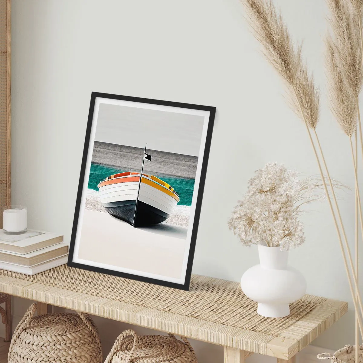 Plakat i sort ramme - Et farvefotografi af en båd mod en baggrund af hav og sand. - 50x70cm - På sin plads - Moderne vægdekoration til stue og soveværelse ARTTOR
