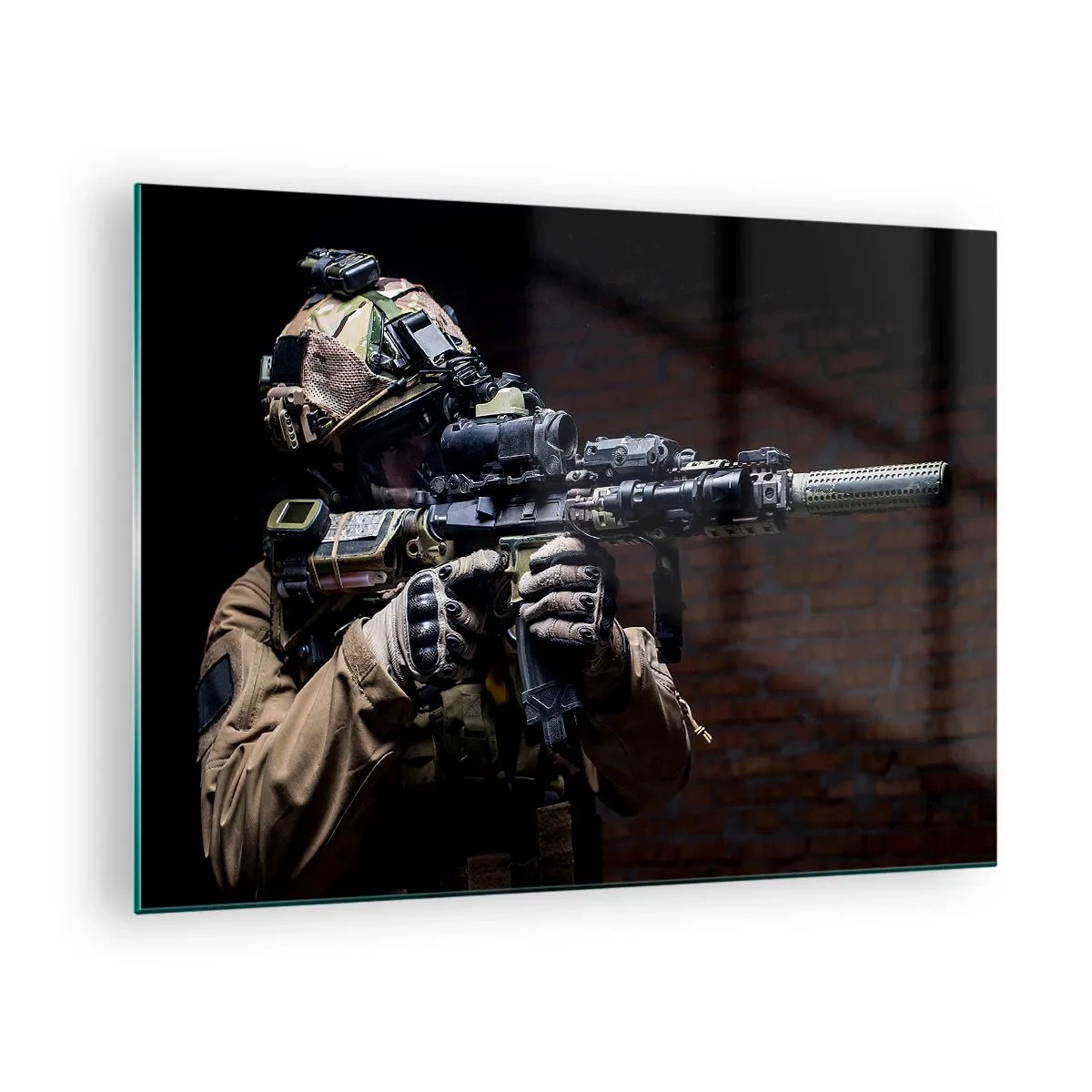 Billede på glas - En soldat i fuldt udstyr med en riffel mod en murstensvæg - 70x50cm - Dødeligt effektiv - Moderne vægdekoration til stue og soveværelse ARTTOR