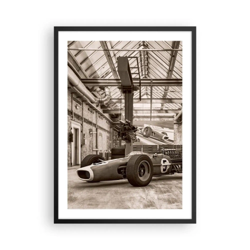 Plakat i sort ramme - Ikonisk racerbil i et industrielt interiør - 50x70cm - Vinderens hvile - Moderne vægdekoration til stue og soveværelse ARTTOR