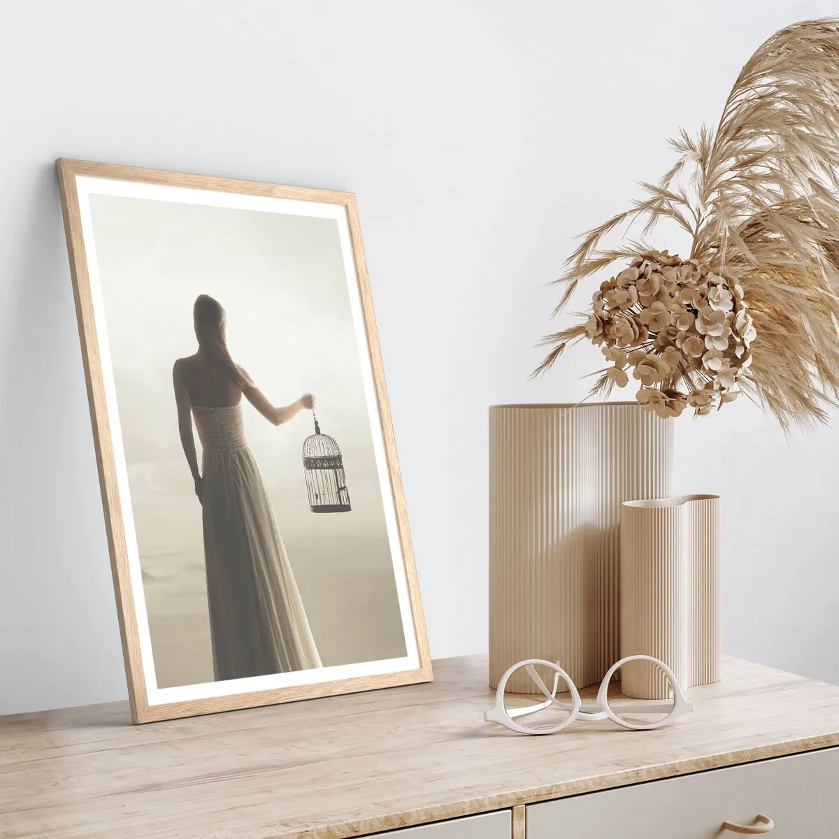 Plakat i ramme af lyst egetræ - Vær fri - 40x50 cm