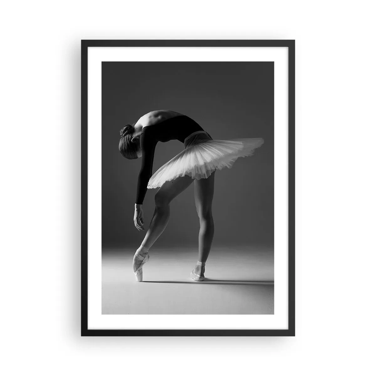 Plakat i sort ramme - En ballerina i en sort-hvid komposition i en elegant positur - 50x70cm - Bella balerina - Moderne vægdekoration til stue og soveværelse ARTTOR