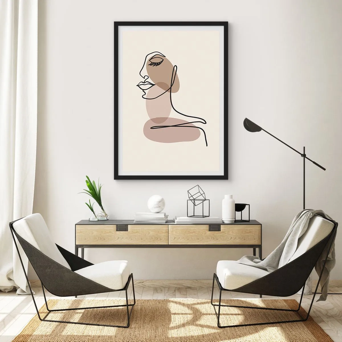 Plakat i sort ramme - Et minimalistisk portræt af en kvinde i beige nuancer. - 50x70cm - Lytter til sig selv - Moderne vægdekoration til stue og soveværelse ARTTOR