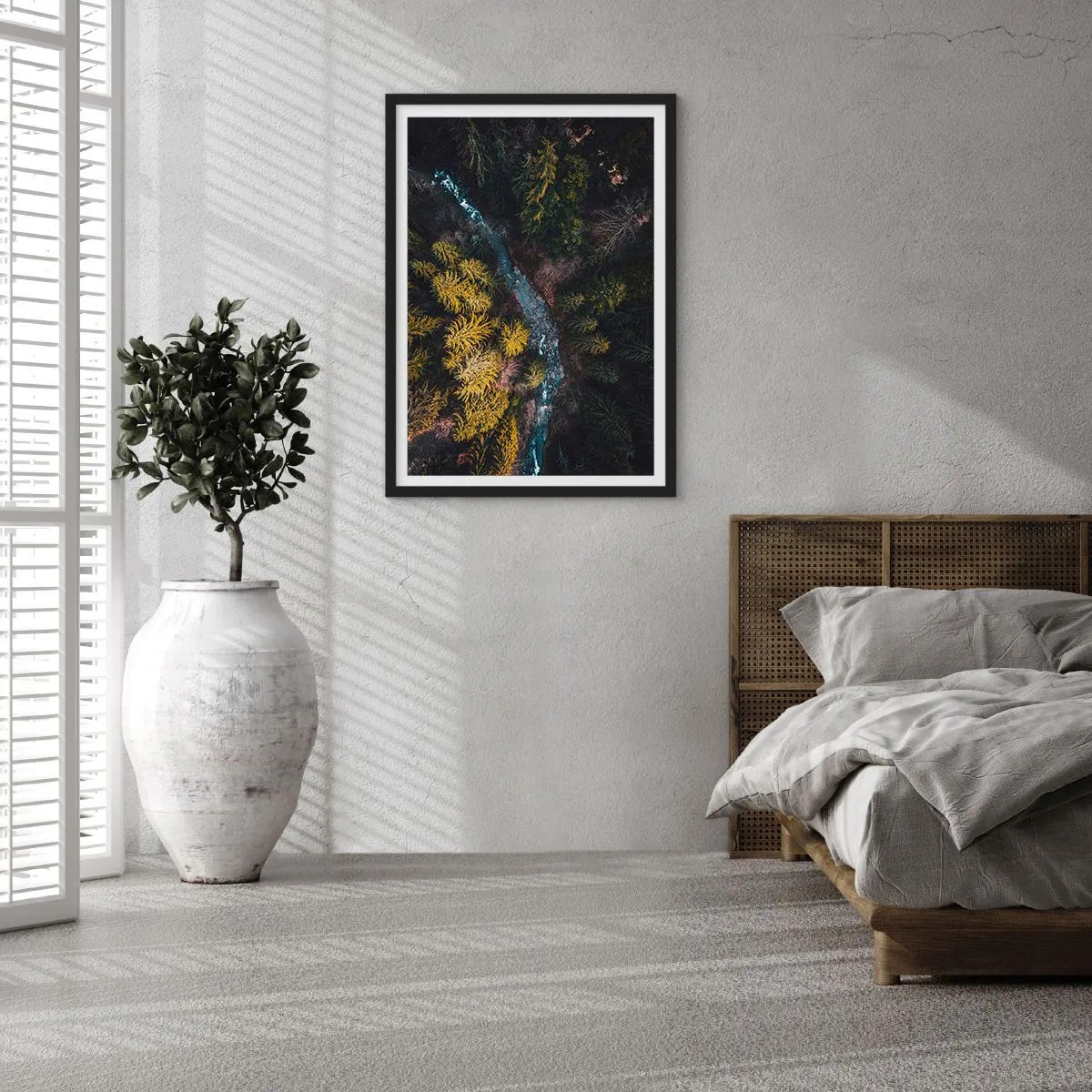 Plakat i sort ramme - Et fugleperspektiv af en skovbæk - 50x70cm - Hurtigt, stadig hurtigere - Moderne vægdekoration til stue og soveværelse ARTTOR