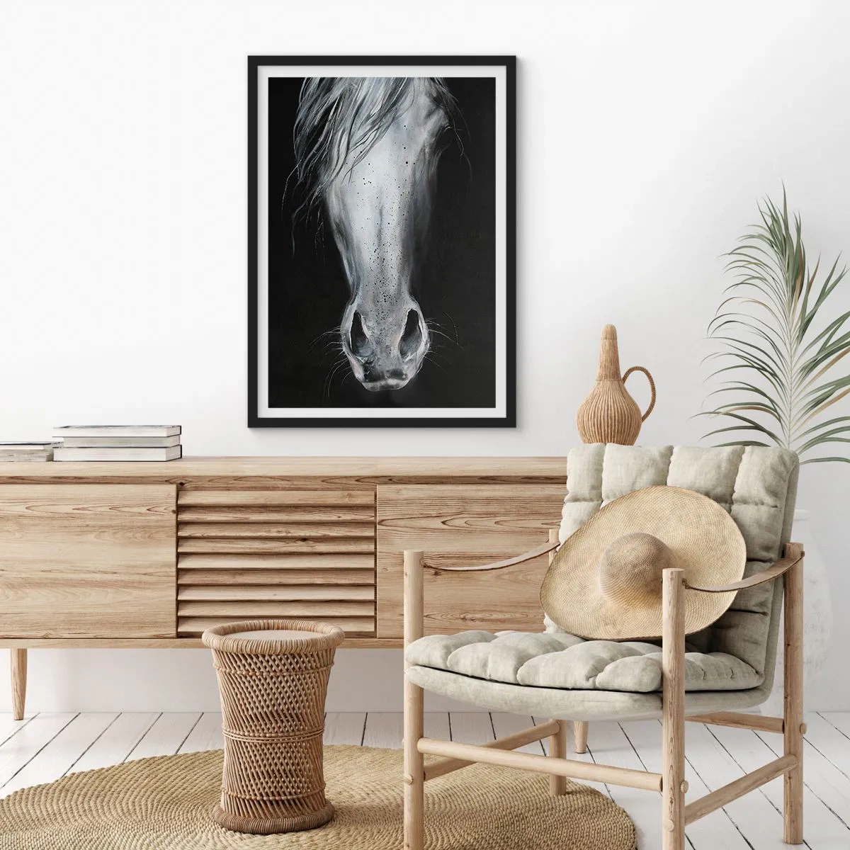 Plakat i sort ramme - Nærbillede af et hesteansigt i sort-hvid - 50x70cm - Forførende blik - Moderne vægdekoration til stue og soveværelse ARTTOR