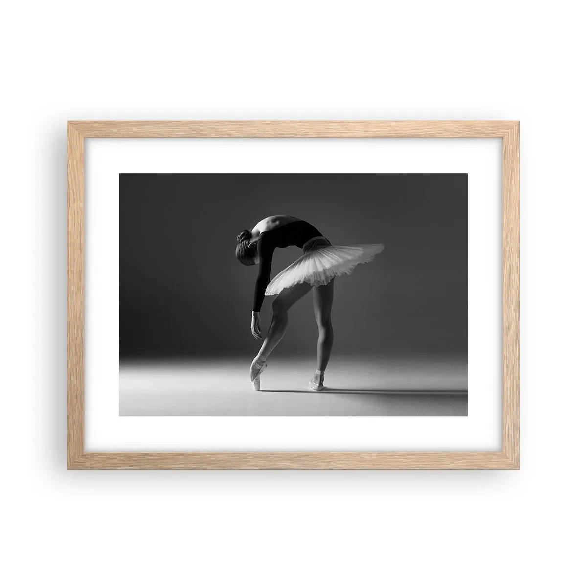 Plakat i ramme af lyst egetræ - Bella balerina - 40x30 cm