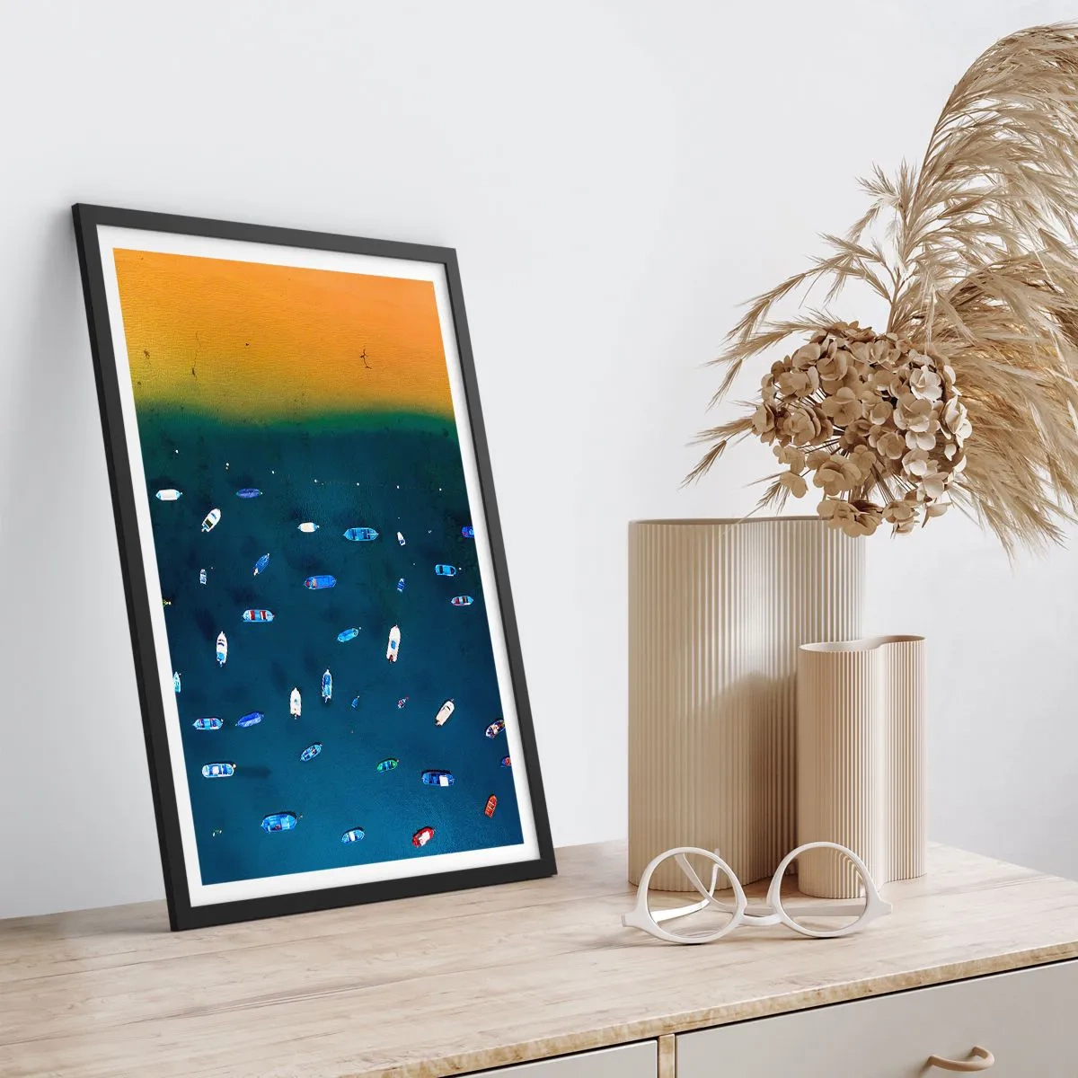 Plakat i sort ramme - Luftfoto af både, der driver langs stranden - 50x70cm - En ferieleg - Moderne vægdekoration til stue og soveværelse ARTTOR