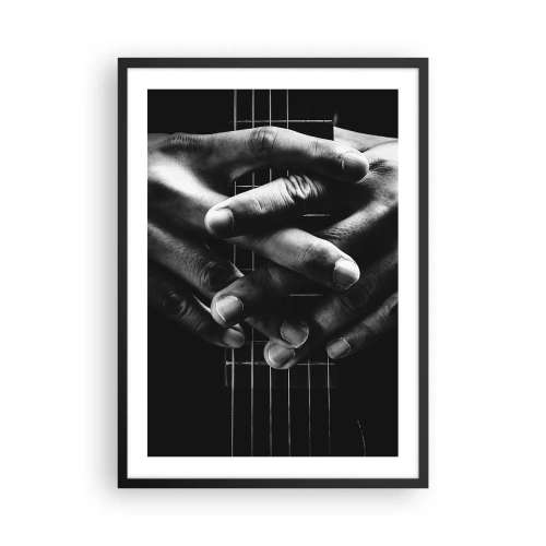 Plakat i sort ramme - Hænder foldet om strengene på en guitar i sort og hvid - 50x70cm - Kunstnerens bøn - Moderne vægdekoration til stue og soveværelse ARTTOR
