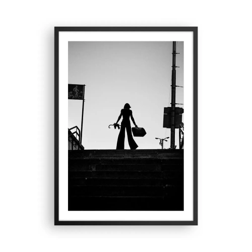 Plakat i sort ramme - Silhuet af en kvinde med en kuffert mod en baggrund af den nedgående sol - 50x70cm - Vandring i byen - Moderne vægdekoration til stue og soveværelse ARTTOR
