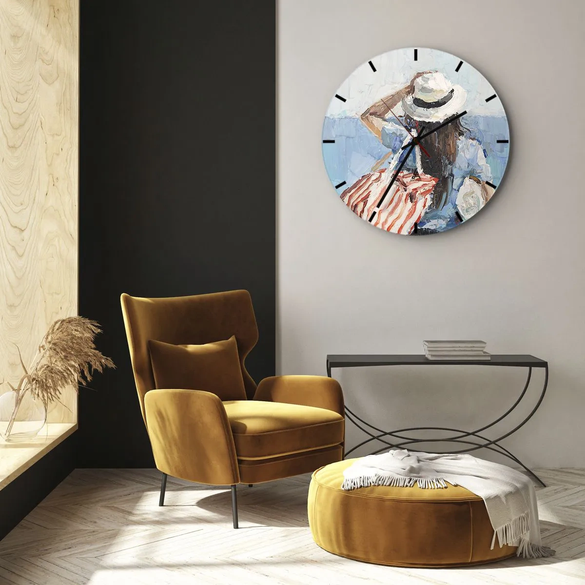 Vægur, Uret - Et sommermaleri af en kvinde med hat mod havet - 30x30cm - Velkommen på ferie - Moderne vægdekoration til stue, køkken og soveværelse ARTTOR