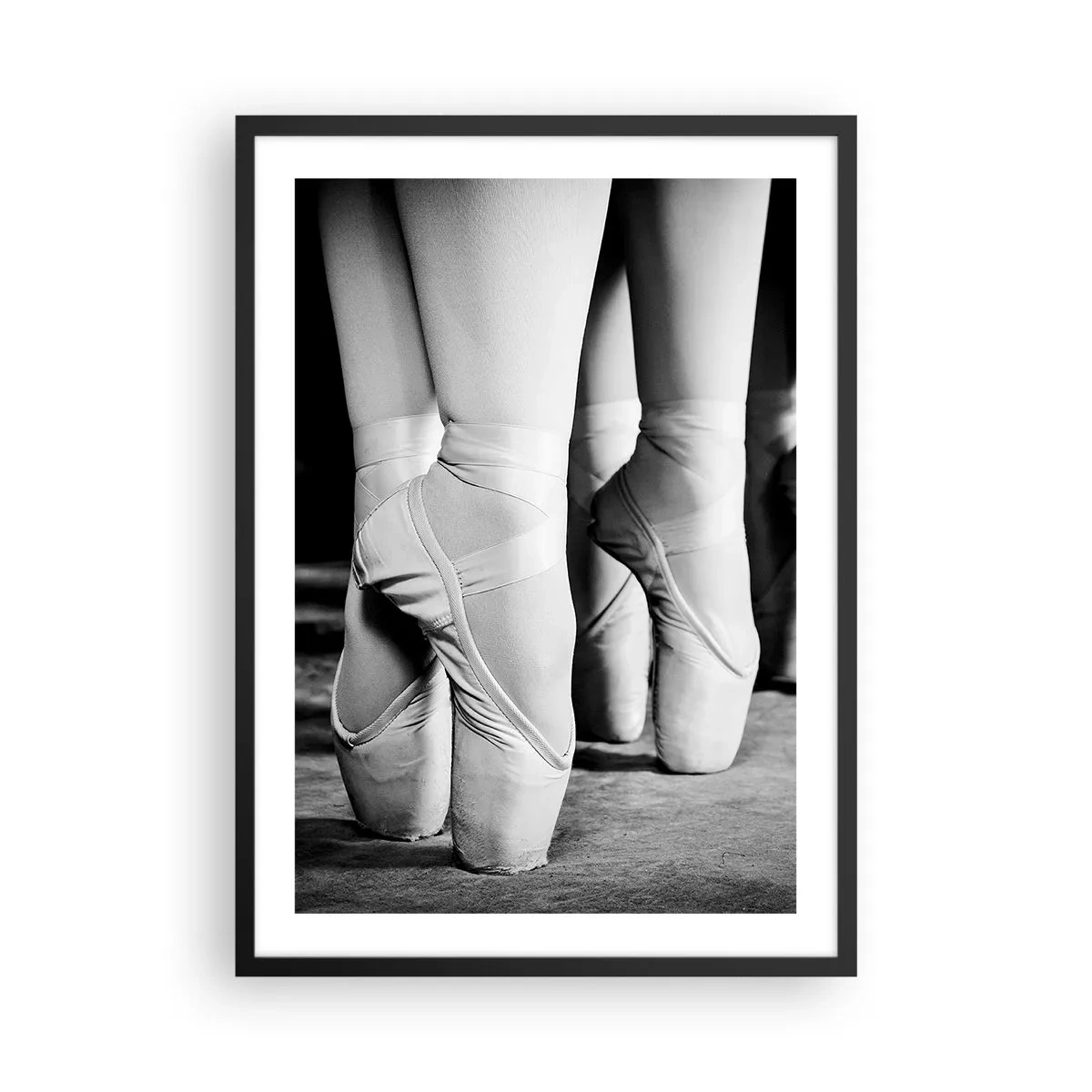 Plakat i sort ramme - En sort-hvid plakat med forestillende balletsko. - 50x70cm - Sammen, let - Moderne vægdekoration til stue og soveværelse ARTTOR