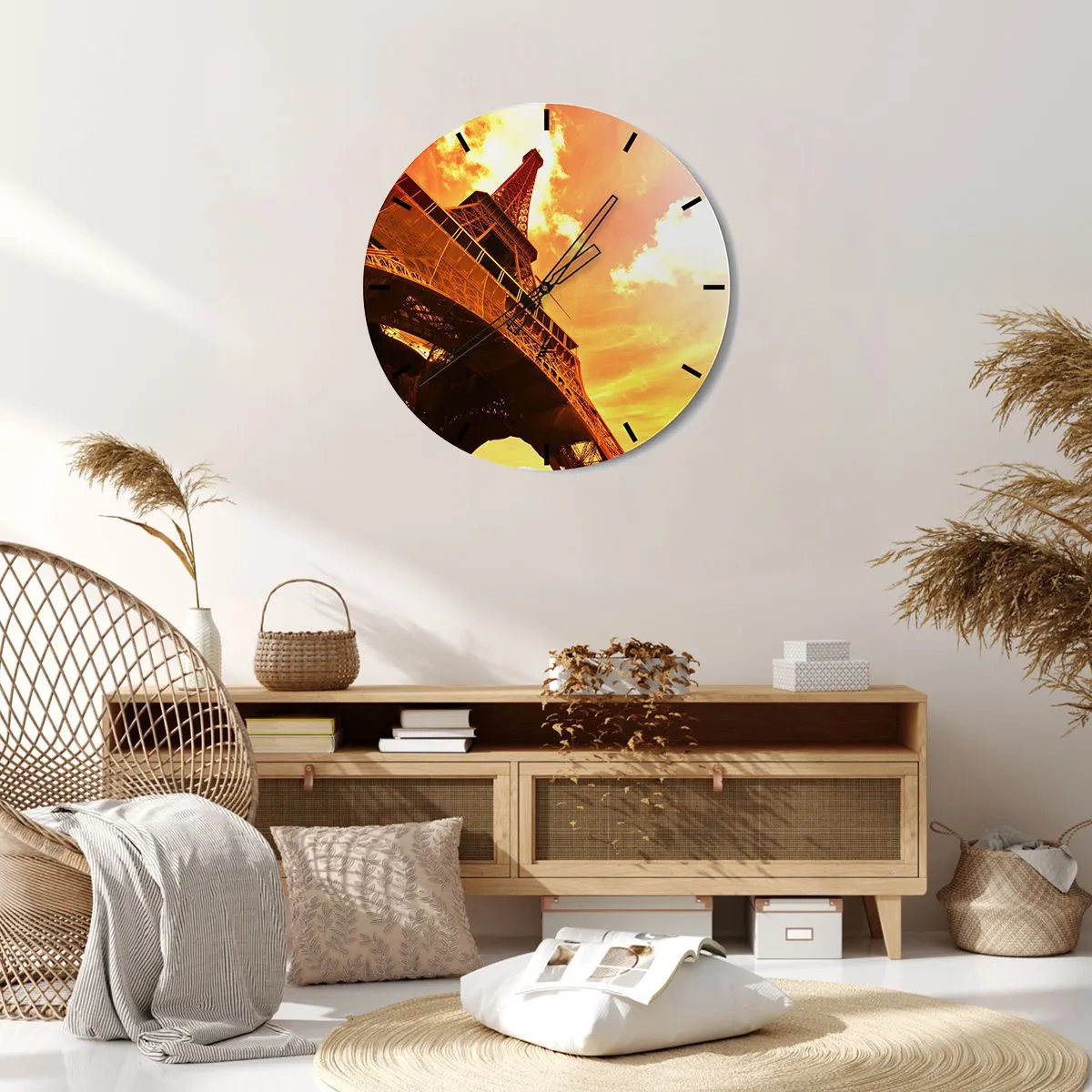 Vægur, Uret - Udsigt over Eiffeltårnet ved solnedgang i gyldne farver - 30x30cm - Monumental, fordi forgyldt af solen - Moderne vægdekoration til stue, køkken og soveværelse ARTTOR