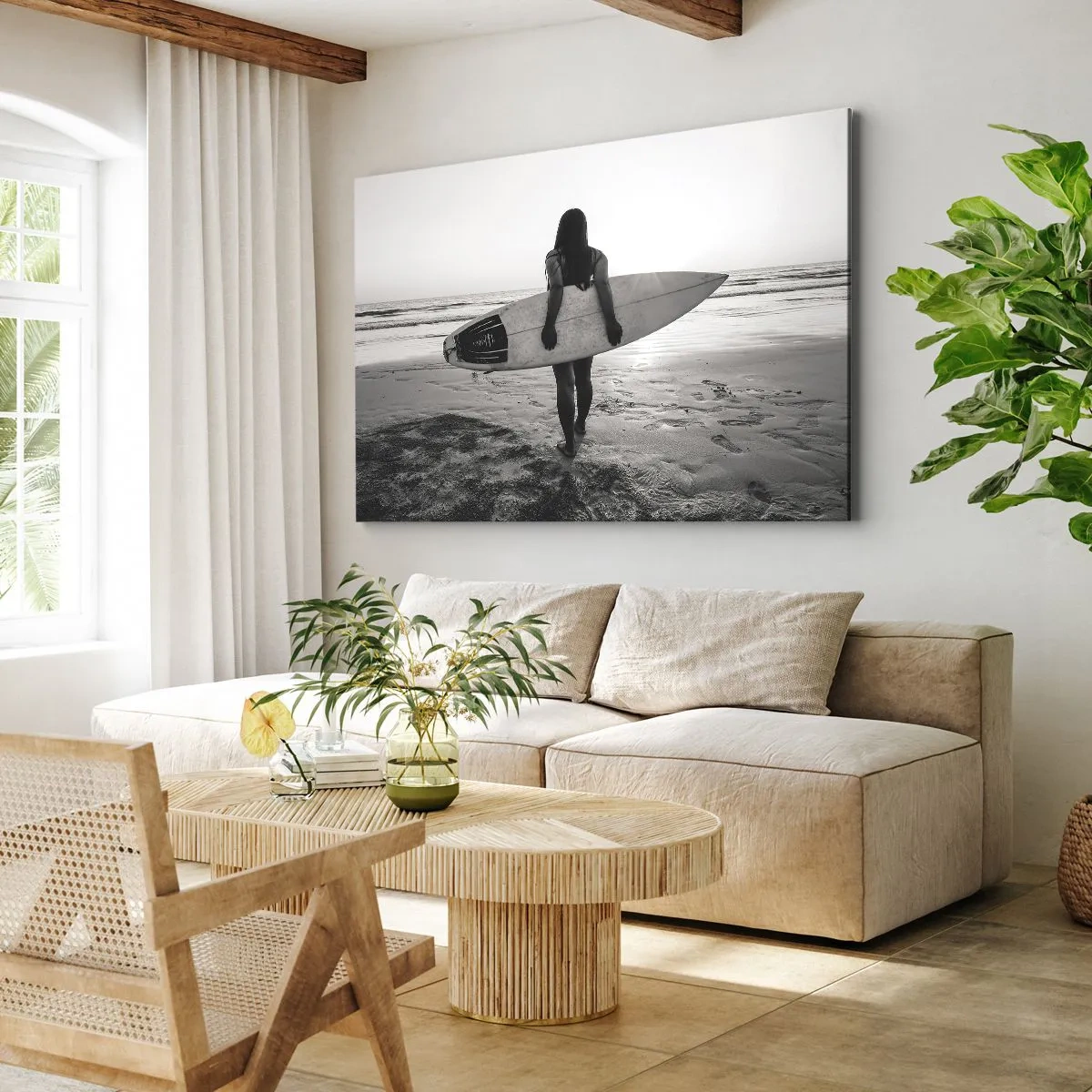 Lærredstryk - Billede på lærred - Kvinde med surfbræt på stranden i sort og hvid - 70x50cm - Datter af havbølgen - Moderne vægdekoration til stue og soveværelse ARTTOR