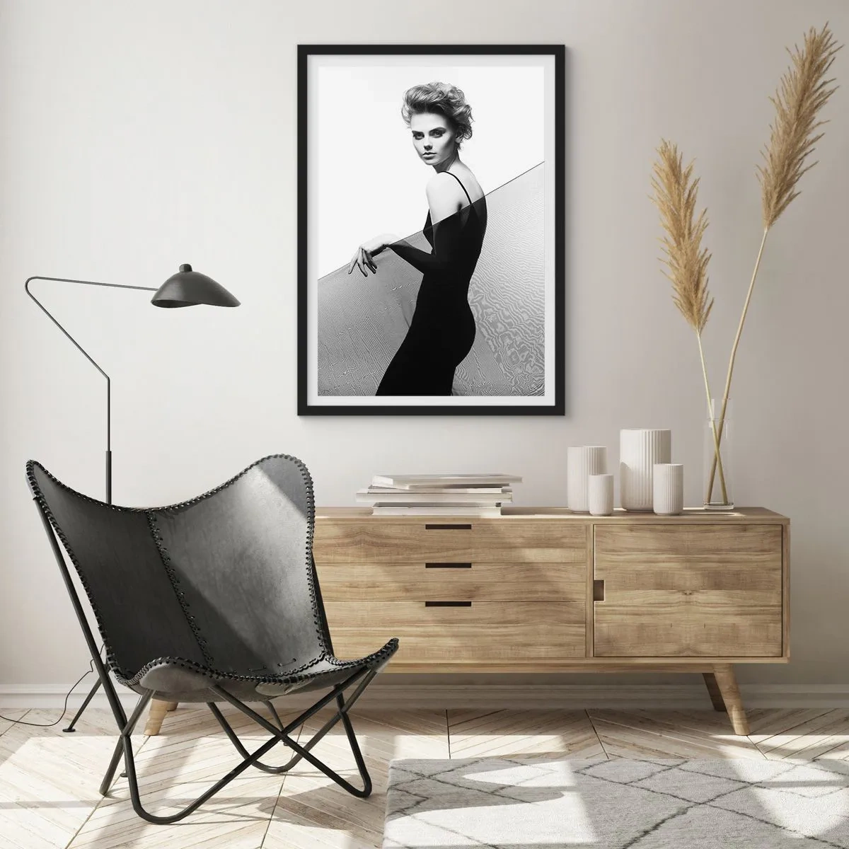 Plakat i sort ramme - En kvinde i en sort kjole mod et ørkenlandskab - 50x70cm - Magnetisk blik - Moderne vægdekoration til stue og soveværelse ARTTOR