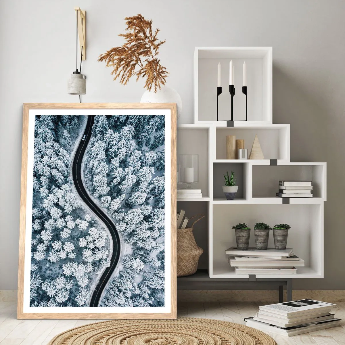 Plakat i ramme af lyst egetræ - Gennem en vinterskov - 70x100 cm