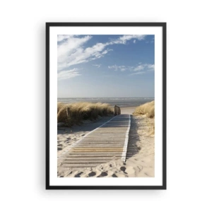 Plakat i sort ramme - Strandsti gennem klitterne med blå himmel - 50x70cm - Bag klitten, i græssets summen - Moderne vægdekoration til stue og soveværelse ARTTOR