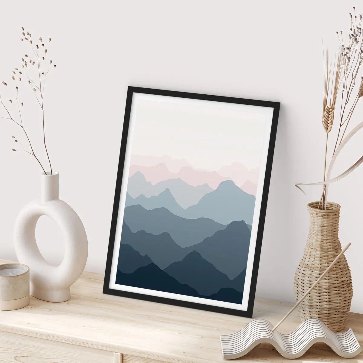 Plakat i sort ramme - Lagdelte bjergkæder i nuancer af blå og grå - 50x70cm - Bølger af bjerge - Moderne vægdekoration til stue og soveværelse ARTTOR