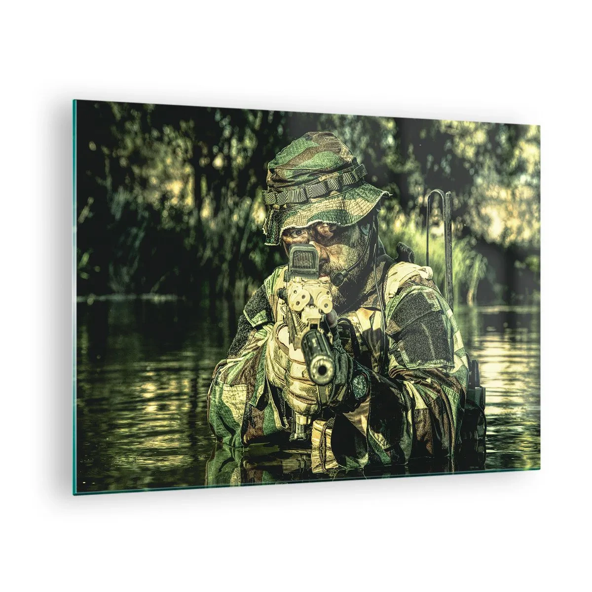 Billede på glas - En soldat i fuld camouflage sigter gennem et visir i et vandigt miljø. - 70x50cm - Det bedste af det bedste - Moderne vægdekoration til stue og soveværelse ARTTOR