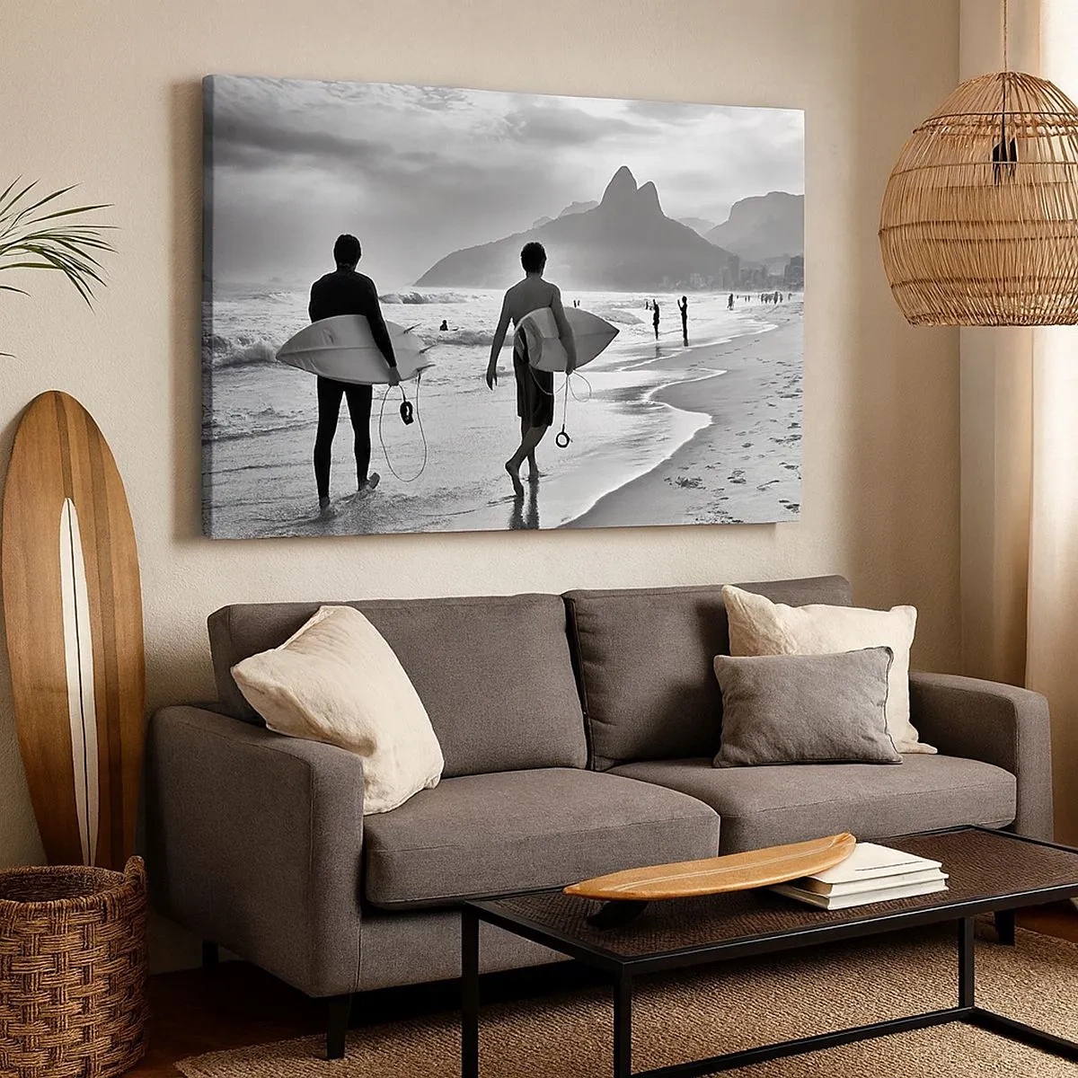 Lærredstryk - Billede på lærred - To surfere går på stranden med deres sort-hvide boards. - 70x50cm - Samba til én bølge - Moderne vægdekoration til stue og soveværelse ARTTOR