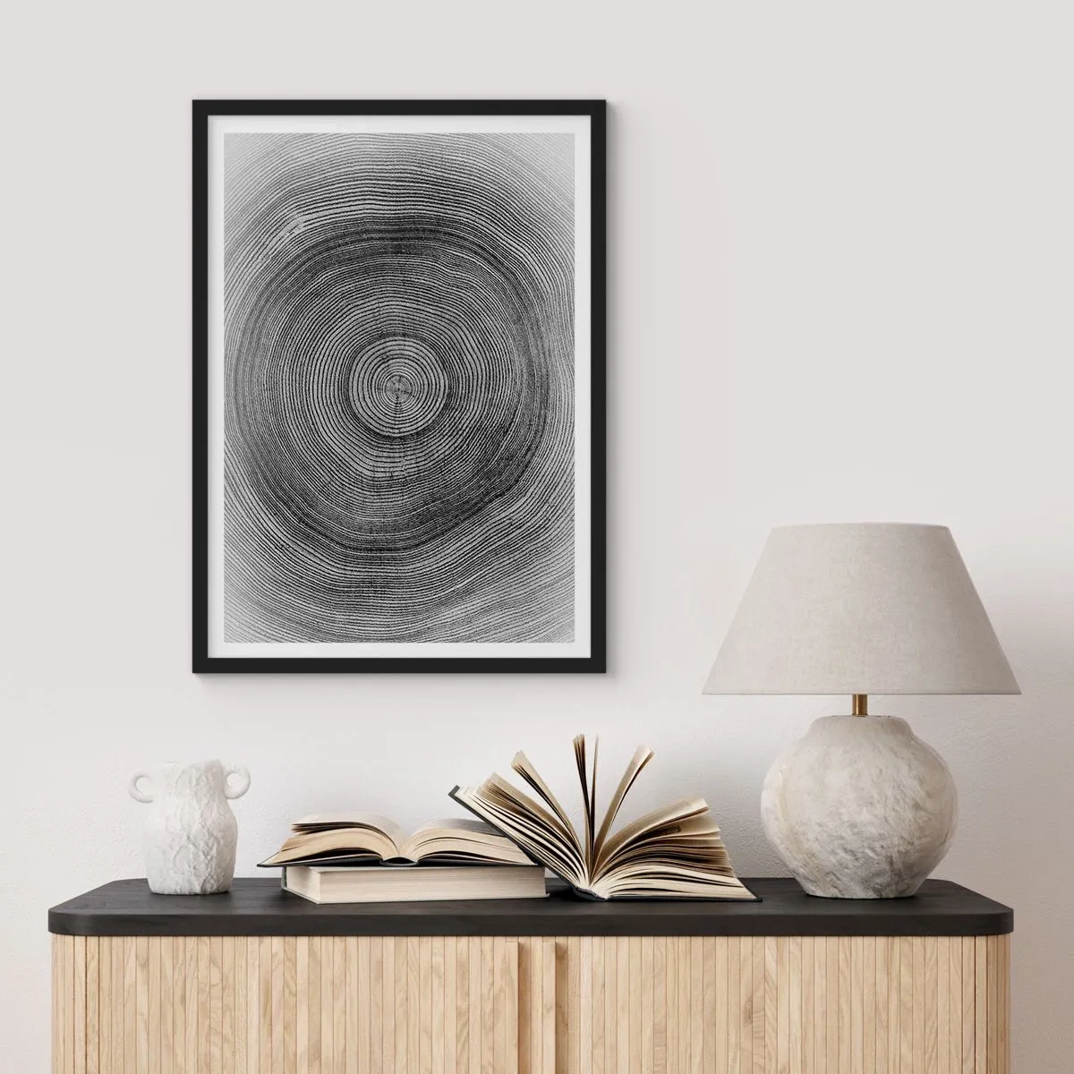 Plakat i sort ramme - Sort-hvid grafik, der viser et tværsnit af en træstamme - 50x70cm - Et tegn på tiden - Moderne vægdekoration til stue og soveværelse ARTTOR