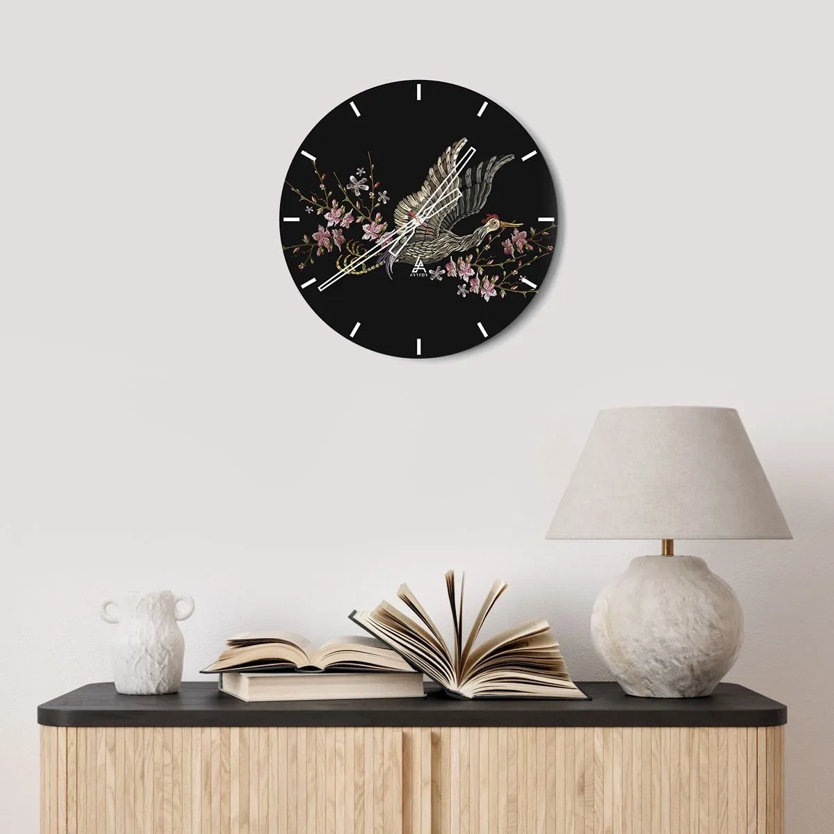 Vægur, Uret - En fugl i flugt blandt blomster på en sort baggrund - 30x30cm - Eksotisk broderet fugl - Moderne vægdekoration til stue, køkken og soveværelse ARTTOR