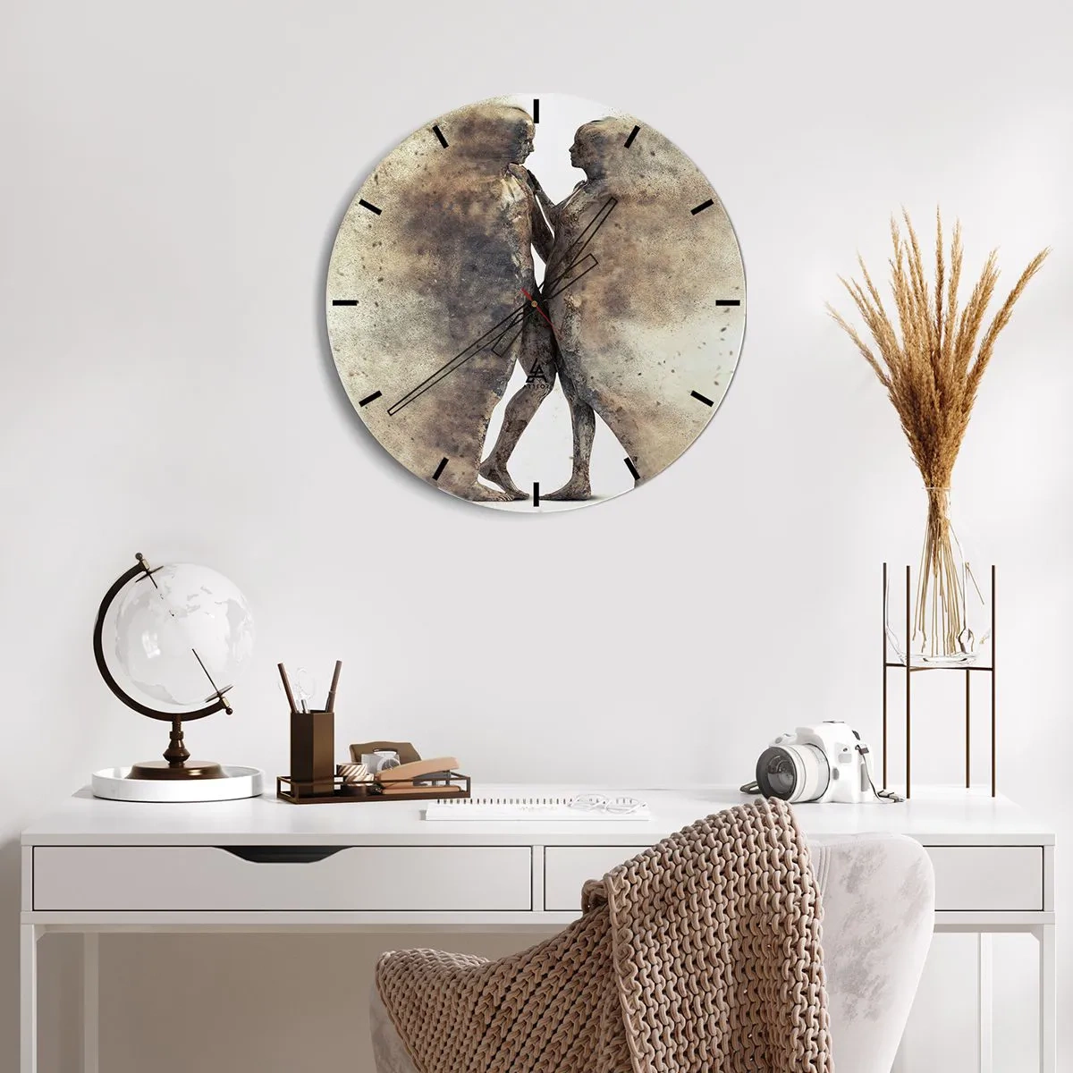 Vægur, Uret - To silhuetter i abstrakt stil på en lys baggrund - 30x30cm - Fra støv steg de til kærlighed - Moderne vægdekoration til stue, køkken og soveværelse ARTTOR