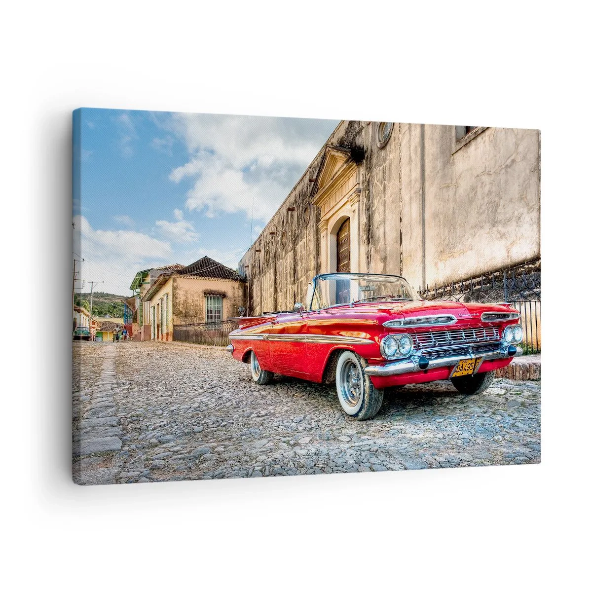 Lærredstryk - Billede på lærred - Rød klassisk bil på en brostensbelagt gade - 70x50cm - Cubanske følelser - Moderne vægdekoration til stue og soveværelse ARTTOR