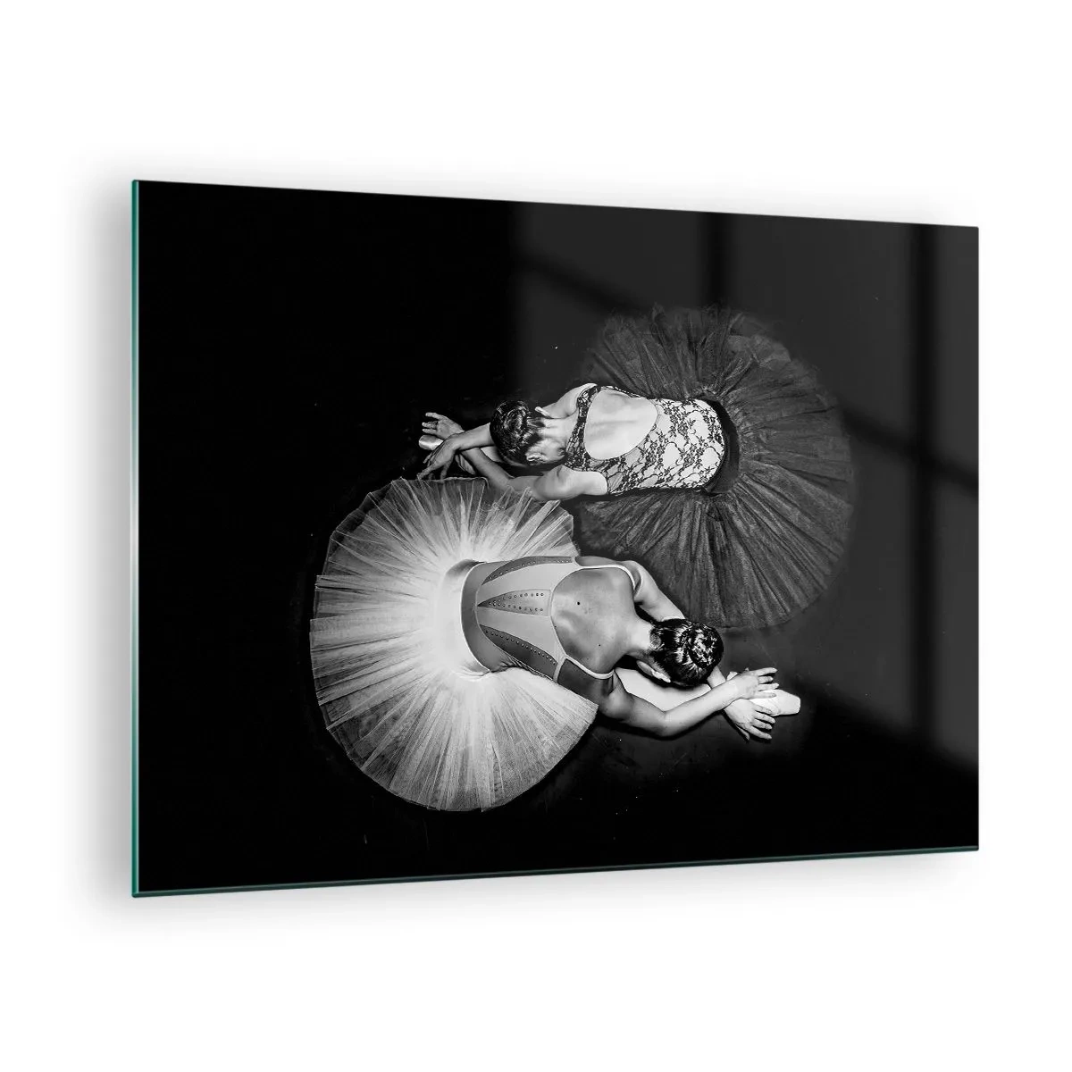 Billede på glas - To ballerinaer i hvilestilling iført sorte og hvide tutuer - 70x50cm - Yin og yang - den perfekte balance - Moderne vægdekoration til stue og soveværelse ARTTOR