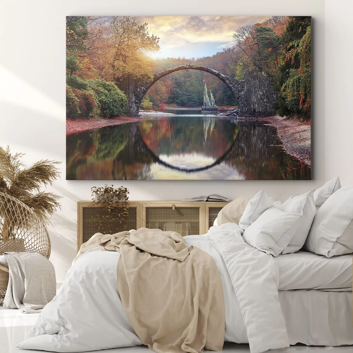 Lærredstryk - Billede på lærred - En stenbro i et efterårssceneri over roligt vand - 70x50cm - På den anden side af spejlet - Moderne vægdekoration til stue og soveværelse ARTTOR