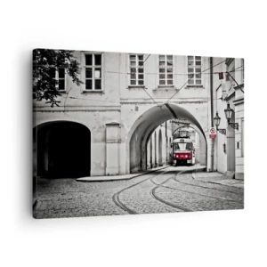 Lærredstryk - Billede på lærred - En sort-hvid sporvogn i en historisk bygade - 70x50cm - Gennem byens labyrint - Moderne vægdekoration til stue og soveværelse ARTTOR