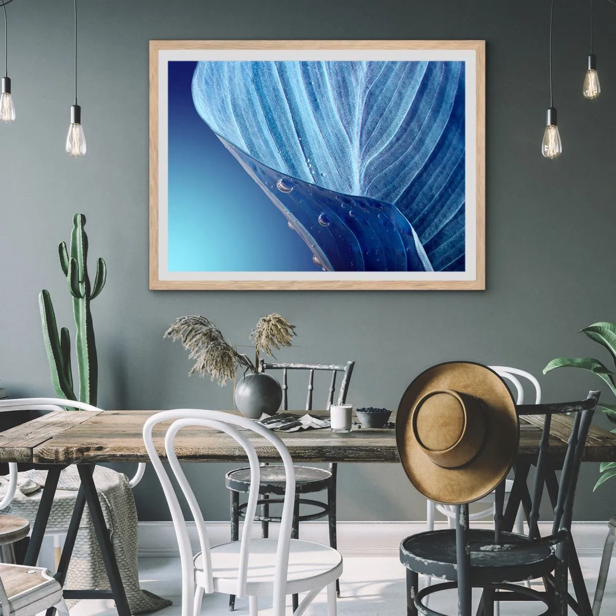Plakat i ramme af lyst egetræ - Skjulte dråber af blåt - 100x70 cm